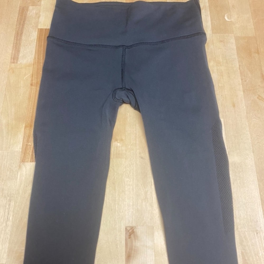 Lululemon high rise crop 23” side mesh size 6